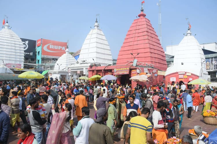 Deoghar News : बाबा मंदिर में उमड़ी श्रद्धालुओं की भीड़, नेताओं का लगा तांता