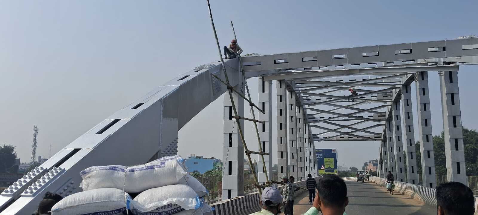बिना सुरक्षा उपकरण के जान जोखिम में डाल मजदूर कर रहे रेल ओवरब्रिज की रंगाई-पुताई