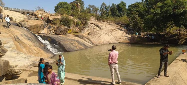 पिकनिक स्पॉट और जलप्रपात में पहुंचने लगे सैलानी