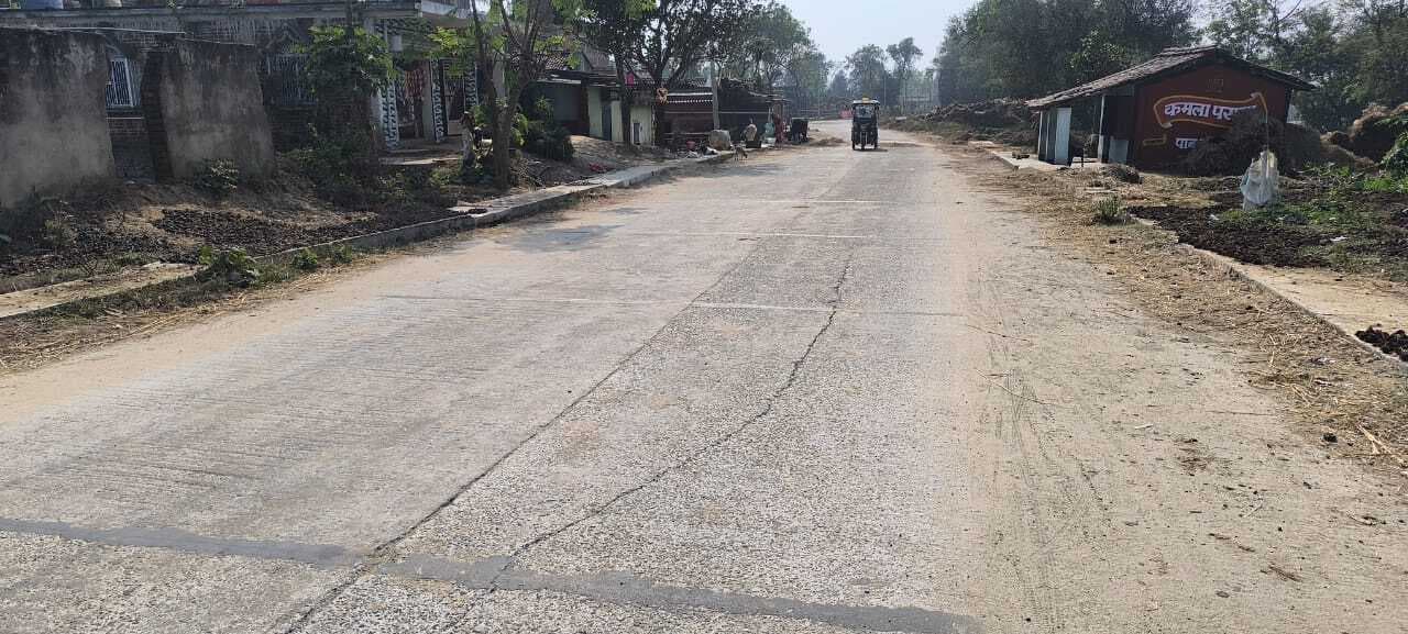 करोड़ों की लागत से बनी सड़क में आयी दरार