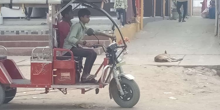 sasaram News : नाबालिगों के हाथों इ-रिक्शे की स्टेयरिंग, बढ़ रहा हादसों का ग्राफ