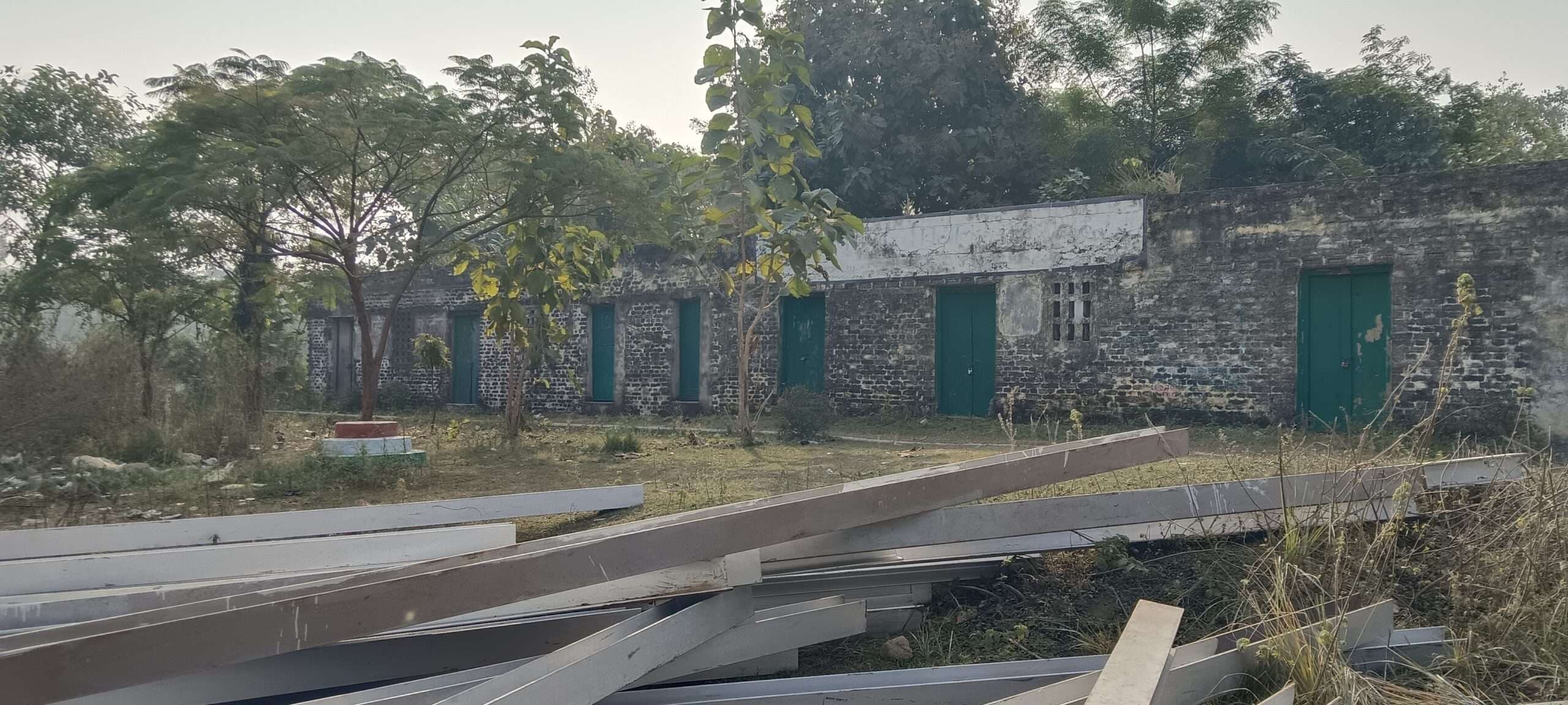 sasaram News : सरकारी उपेक्षा से बदहाल हुआ दिनारा का संस्कृत विद्यालय