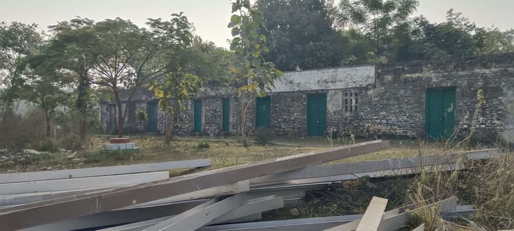 sasaram News : सरकारी उपेक्षा से बदहाल हुआ दिनारा का संस्कृत विद्यालय