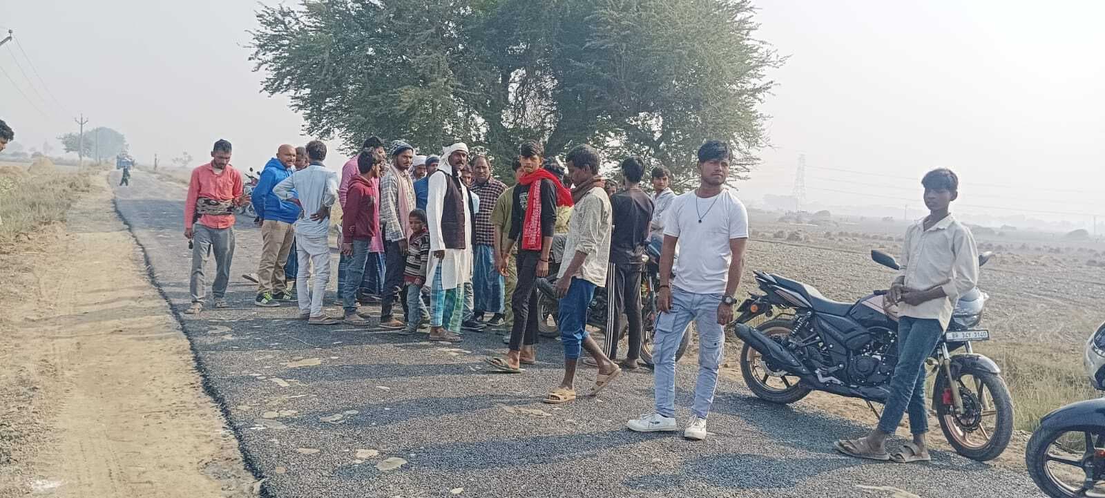 ग्रामीण सड़क निर्माण में बरती जा रही घोर अनियमितता, ग्रामीणों में आक्रोश