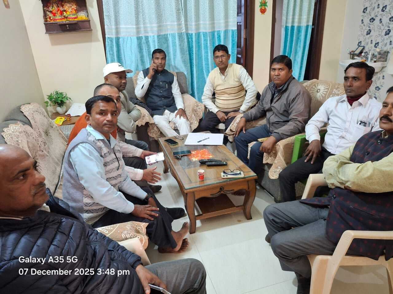 Madhubani News : प्रधान शिक्षक संघर्ष मोर्चा के सदस्यों ने की बैठक