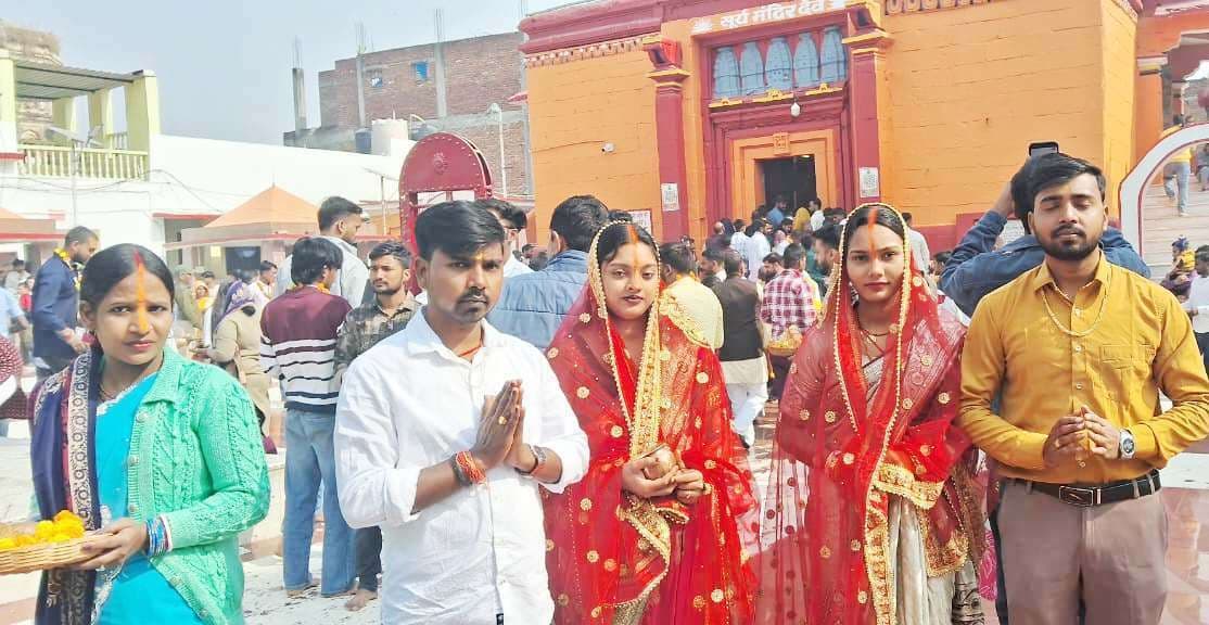 नवदंपती पहुंचे भगवान भास्कर के दरबार, सुखमय जीवन की कामना की