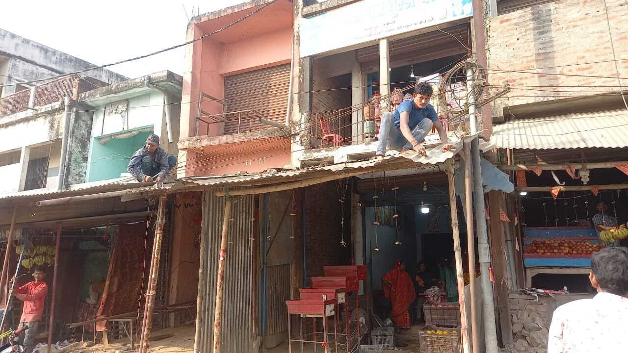 Madhubani News : नगर पंचायत प्रशासन ने बेनीपट्टी मुख्यालय बाजार से अतिक्रमण हटवाया