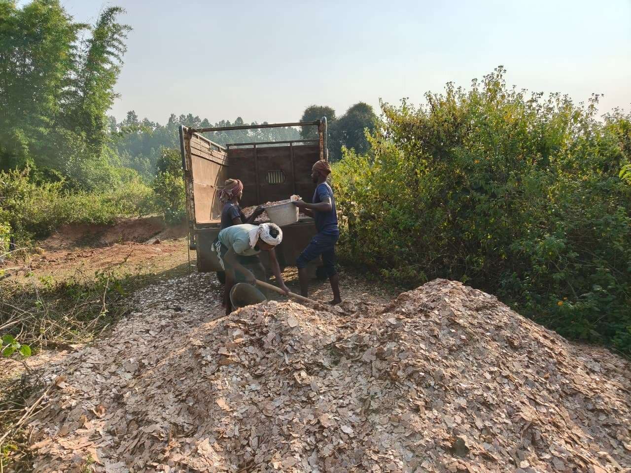 Giridih News :गावां में छापेमारी में100 टन से अधिक माइका जब्त