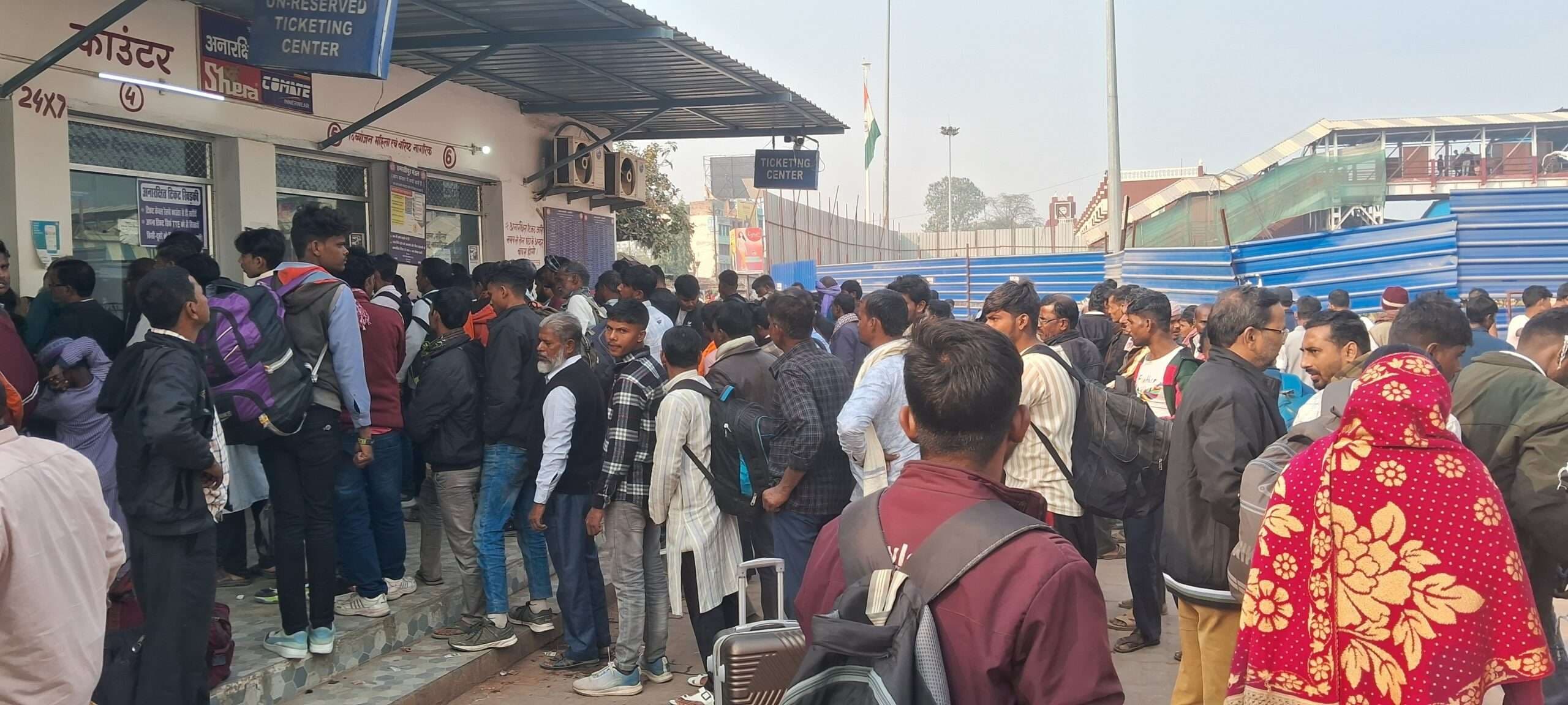 Darbhanga News: ऑफ सीजन होने के बावजूद ट्रेनों में कम नहीं हो रही भीड़