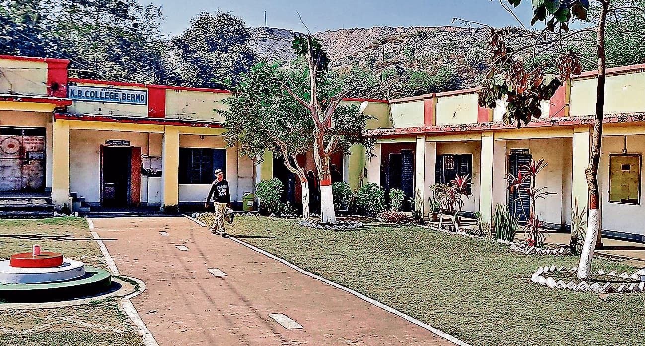 Bokaro News : केबी कॉलेज में एक दशक से अधूरा है फिजिक्स विभाग का भवन