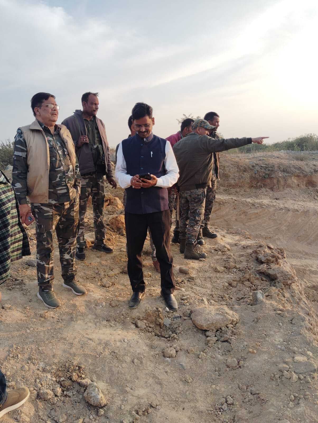 Giridih News :जमुआ के तीन पत्थर खदानों में हुई छापेमारी