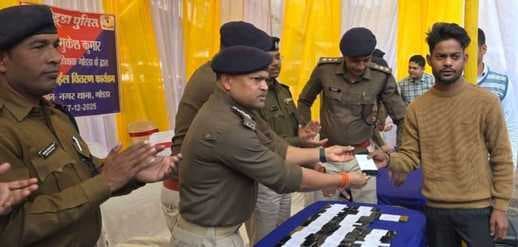 गोड्डा पुलिस ने बरामद किये 31 चोरी हुए मोबाइल, असली मालिकों को सौंपे