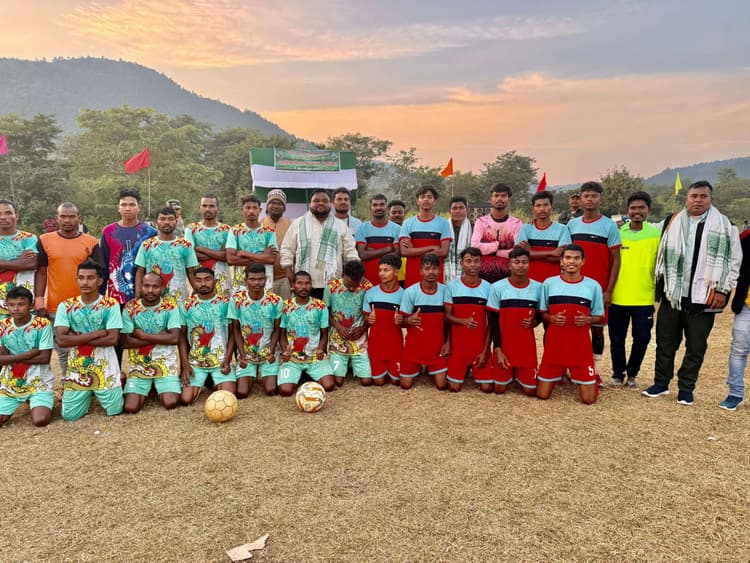 Chaibasa News : पुरुष में अजय ब्रदर्स व महिला में वाटर फ्लाइ एफसी विजेता