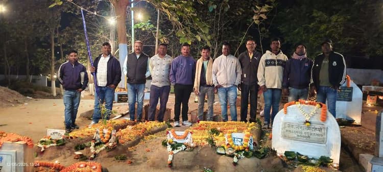 Chaibasa News : मसना स्थल पर पूर्वजों को किया याद