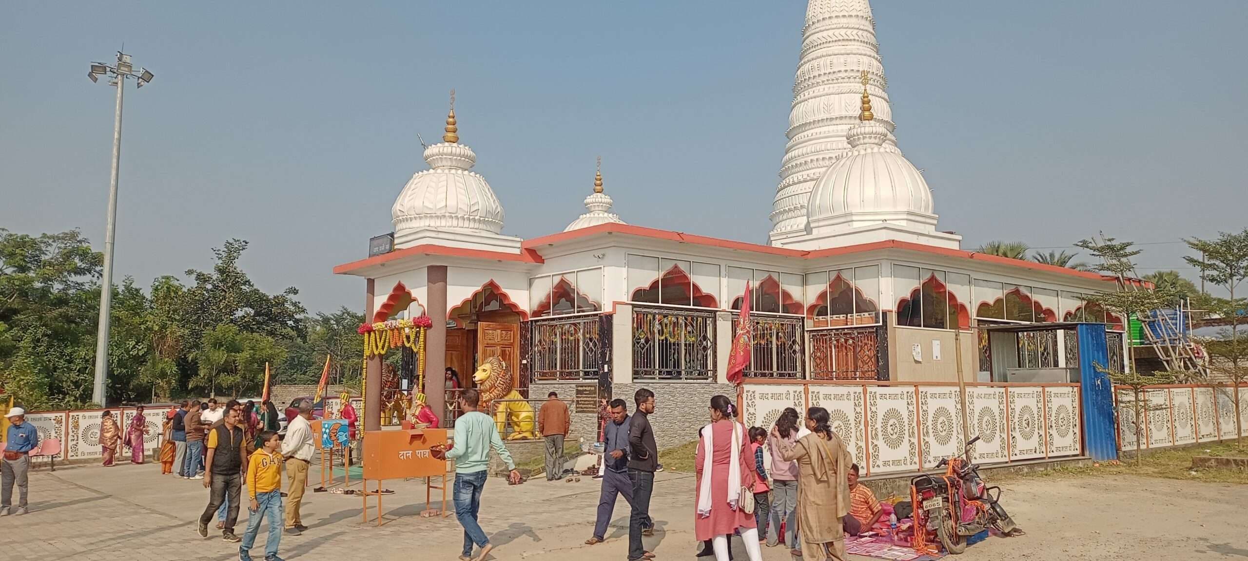 East Singhbhum News : गालूडीह : सैलानियों से गुलजार रहे डैम और माता वैष्णो देवी धाम