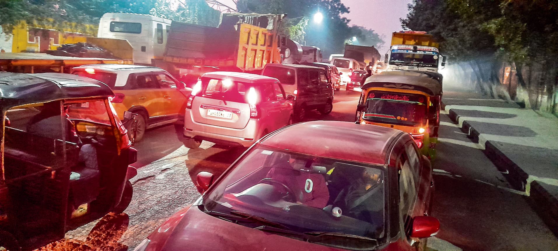 Jamshedpur News : बर्मामाइंस : भारी वाहनों के बेतरतीब परिचालन से सुनसुनिया गेट से बर्मामांइस गोलचक्कर तक लगा जाम, कई की छूटी ट्रेन