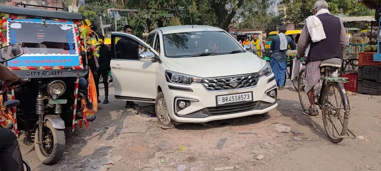 हरसू ब्रह्म गेट के सामने नाले के टूटे स्लैब में फांसी कार, बड़ा हादसा टला