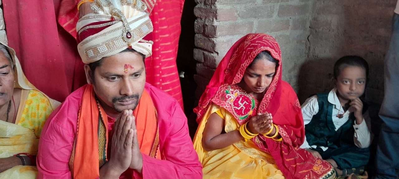 Motihari: शम्भूचक मंदिर में ग्रामीणों ने कराई प्रेमी युगल की शादी