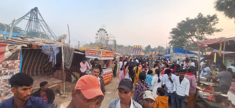 आसमानी झूले व अजमेरी नाव और मनिहारी दुकानों से मेले की रौनक बढ़ी