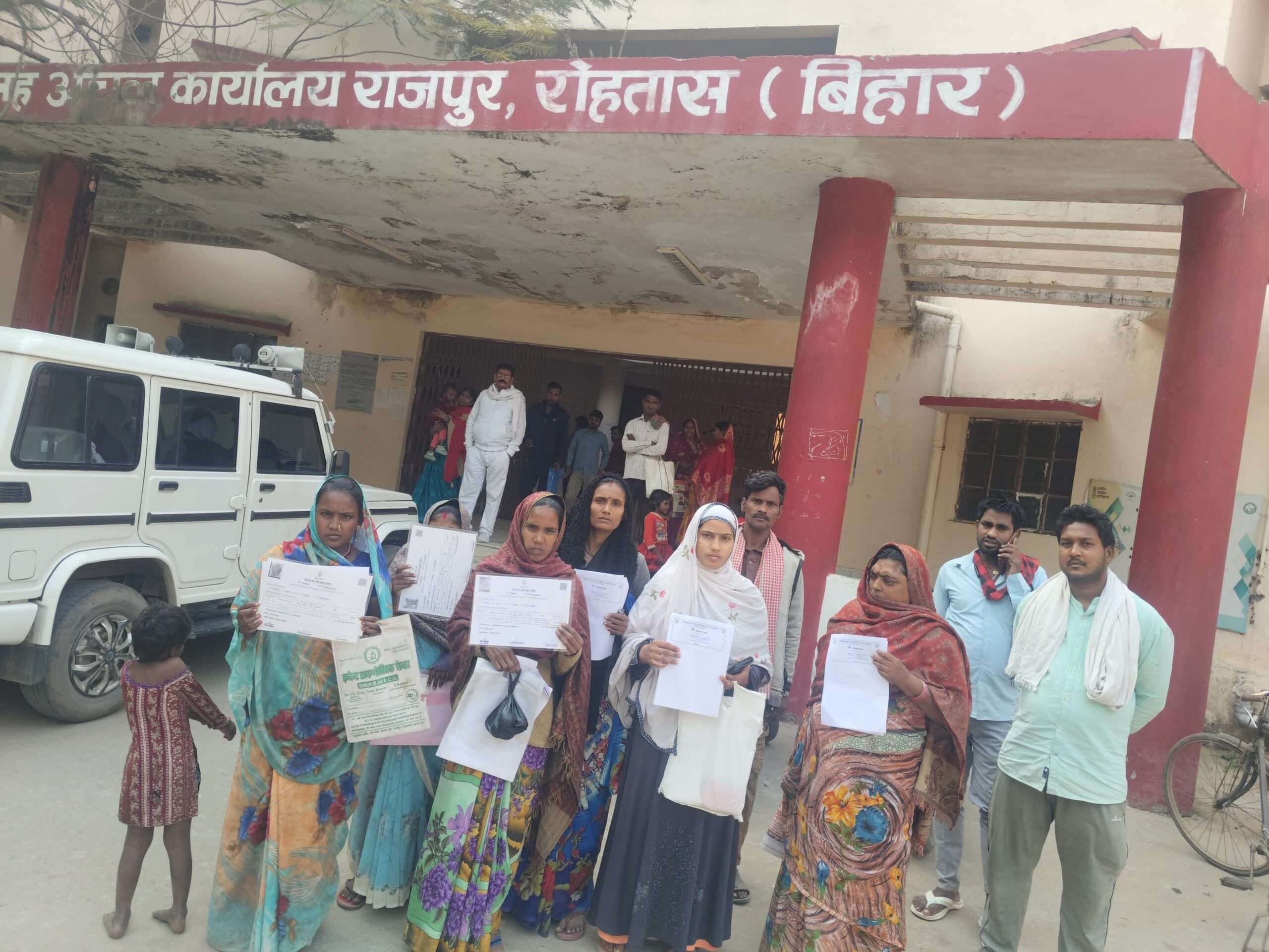 23 पर्चाधारक बंदोबस्त भूमी पर कब्जा दिलाने की सीओ से मांग