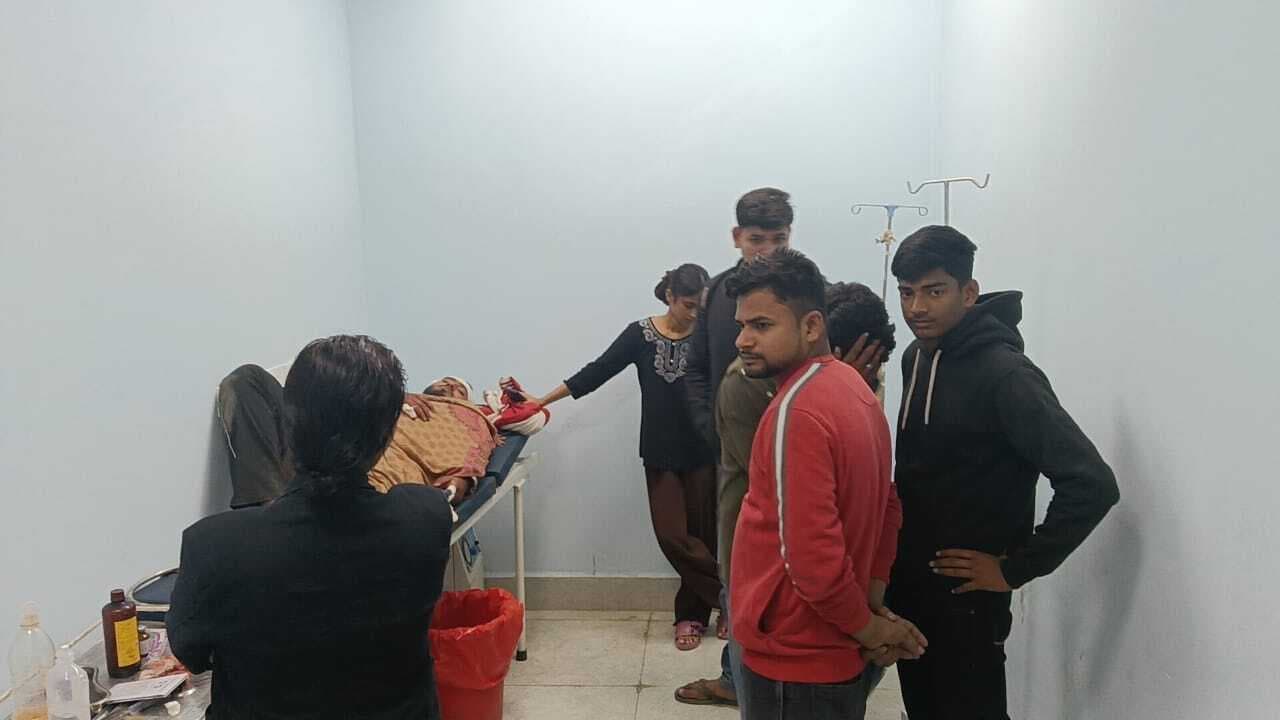 कोचिंग सेंटर के बाहर चाकूबाजी में दो युवक गंभीर रूप से हुए घायल