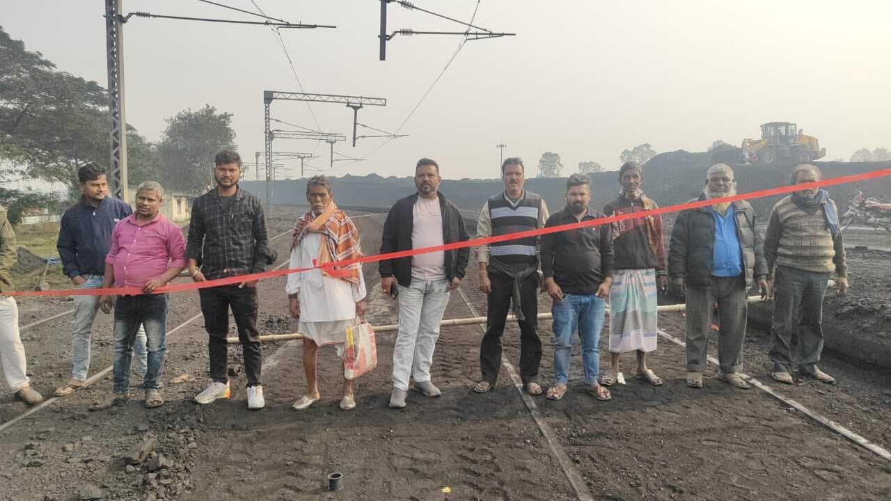 रैयतों ने पीएसपीसीएल रेलवे कोयला साइडिंग किया अवरुद्ध