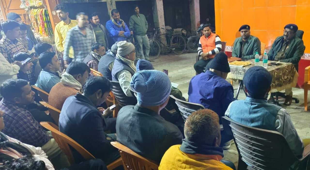 दिघवा दुबौली बाजार में सुरक्षा को लेकर व्यवसायियों और पुलिस ने की बैठक