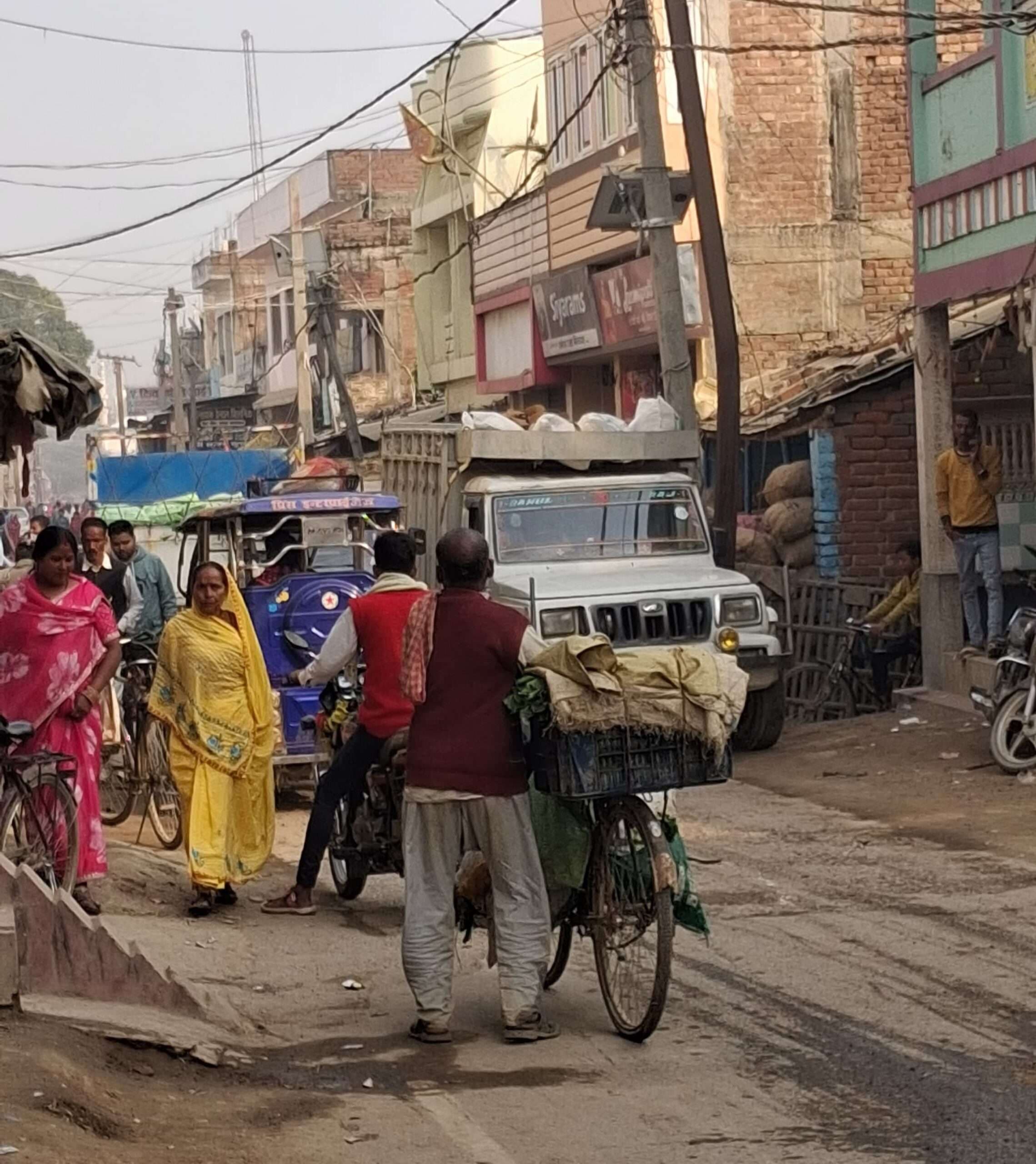 Samastipur News:बिथान बाजार में अतिक्रमणकारी निगल गये 10 फुट सड़क