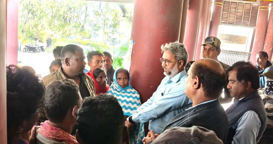 Dhanbad News : ग्रामीणों ने किया जीएम का घेराव, दफ्तर में घंटों फंसे रहे अधिकारी-कर्मचारी