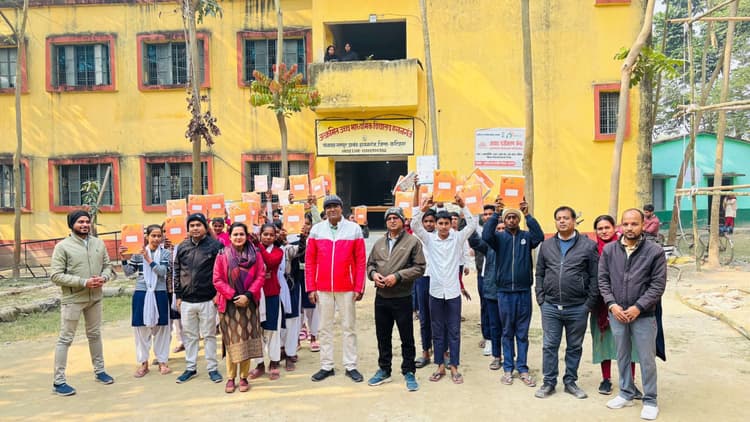 छात्र-छात्राओं के बीच कॉपी का किया वितरण