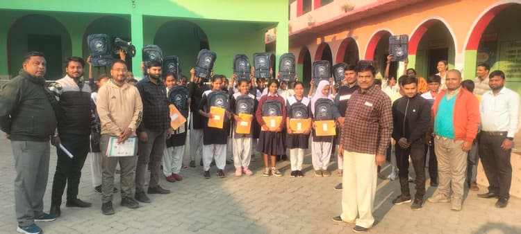 बच्चों के बीच स्कूल बैग का वितरण