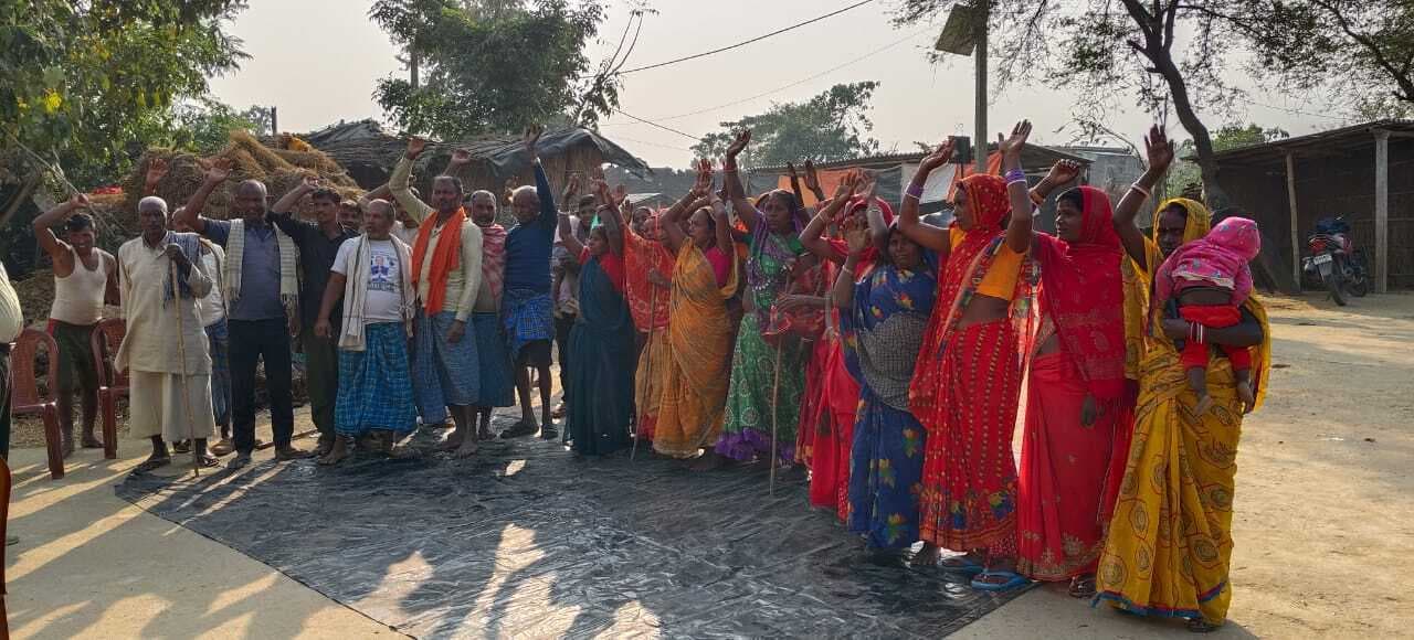 बाढ़ राहत राशि की मांग को ले किसानों का प्रदर्शन