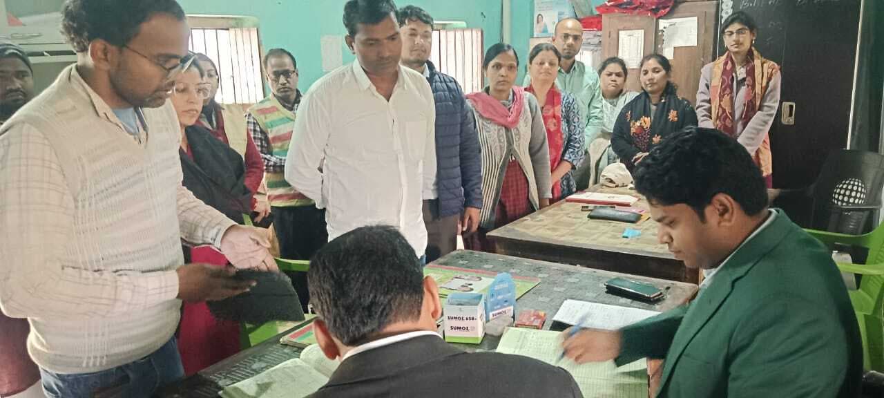 बिरंची मंडल उच्च माध्यमिक विद्यालय में घटिया कंप्यूटर व बेंच-डेस्क देख बिफरे एसडीएम