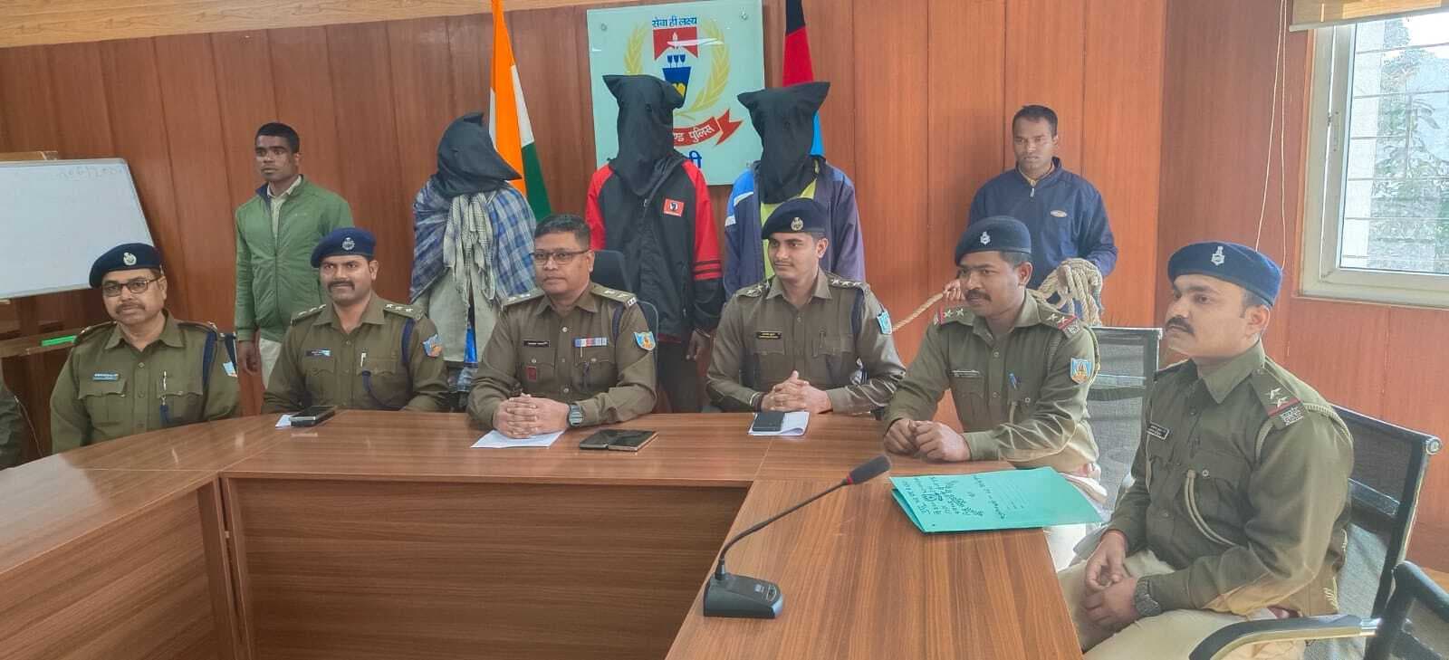 गड़्ढे में दिखी थी उंगली, मजिस्ट्रेट की मौजूदगी में जमीन खोद कर निकाला गया शव