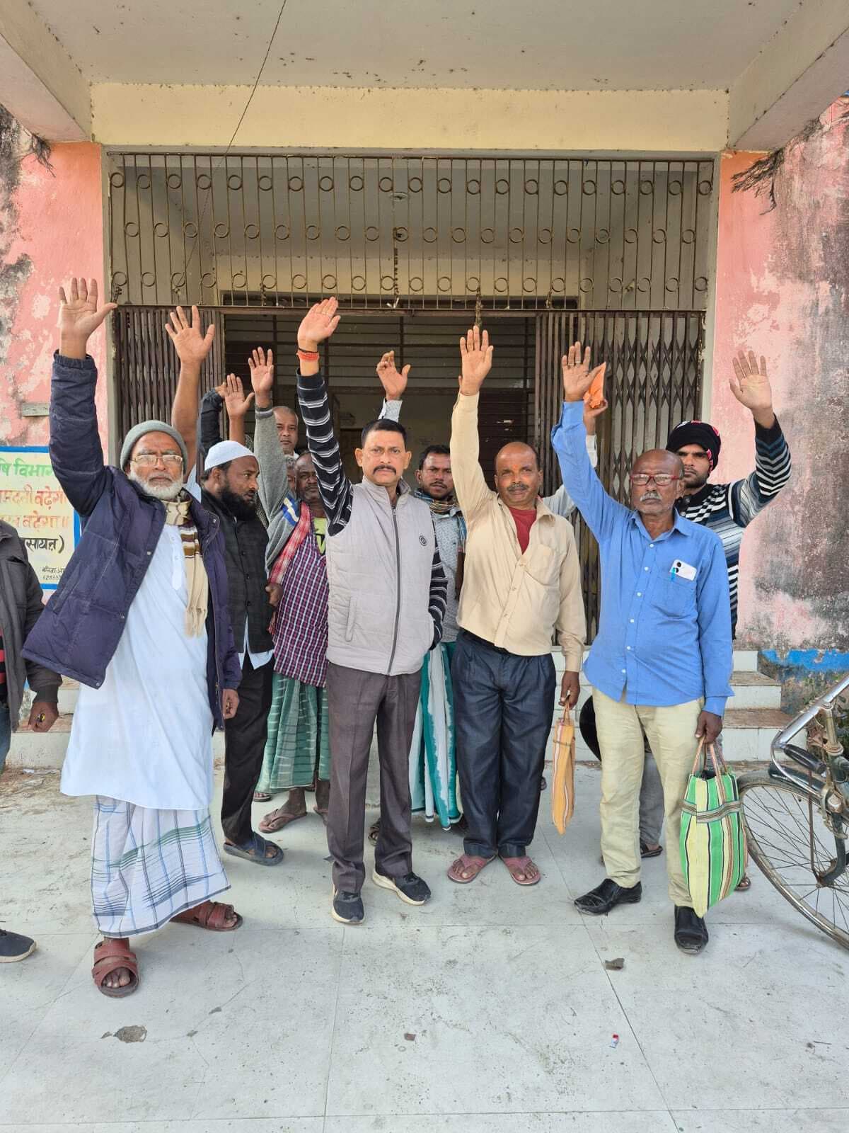 बीज वितरण नहीं होने से किसानों ने किया हंगामा