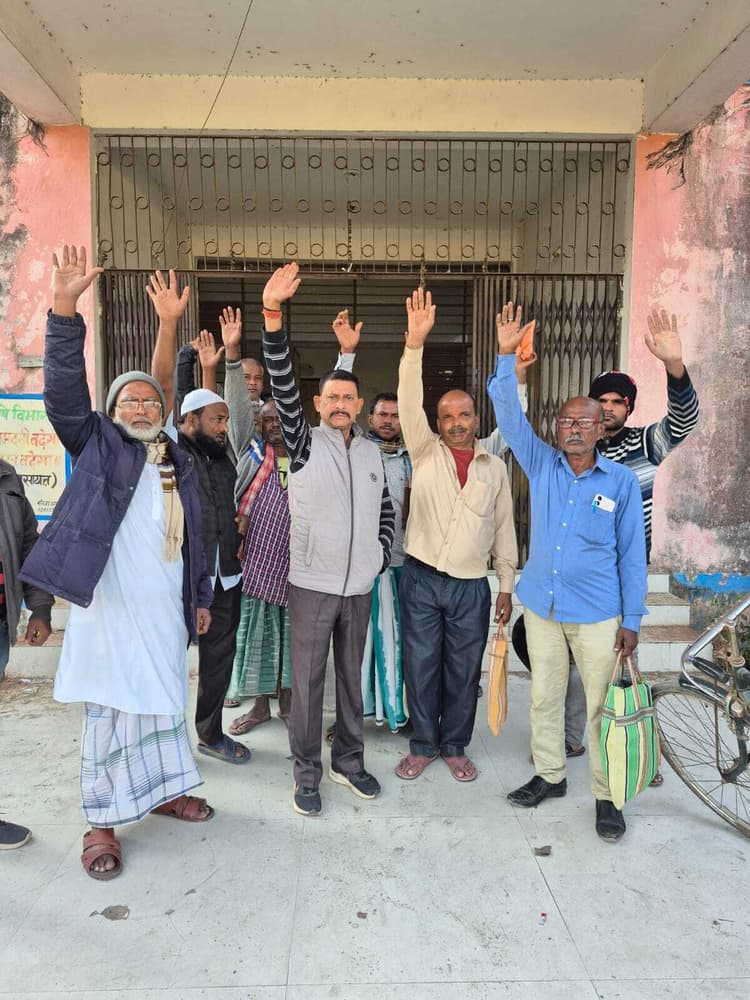 बीज वितरण नहीं होने से किसानों ने किया हंगामा