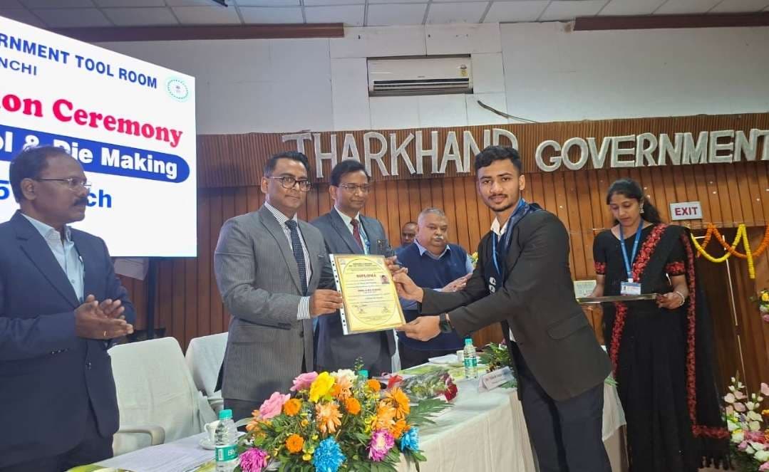ऑटो चालक का बेटा डिप्लोमा इन टूल एंड डाई का बना टॉपर
