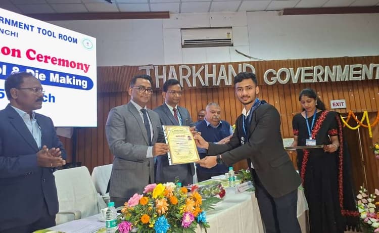 ऑटो चालक का बेटा डिप्लोमा इन टूल एंड डाई का बना टॉपर