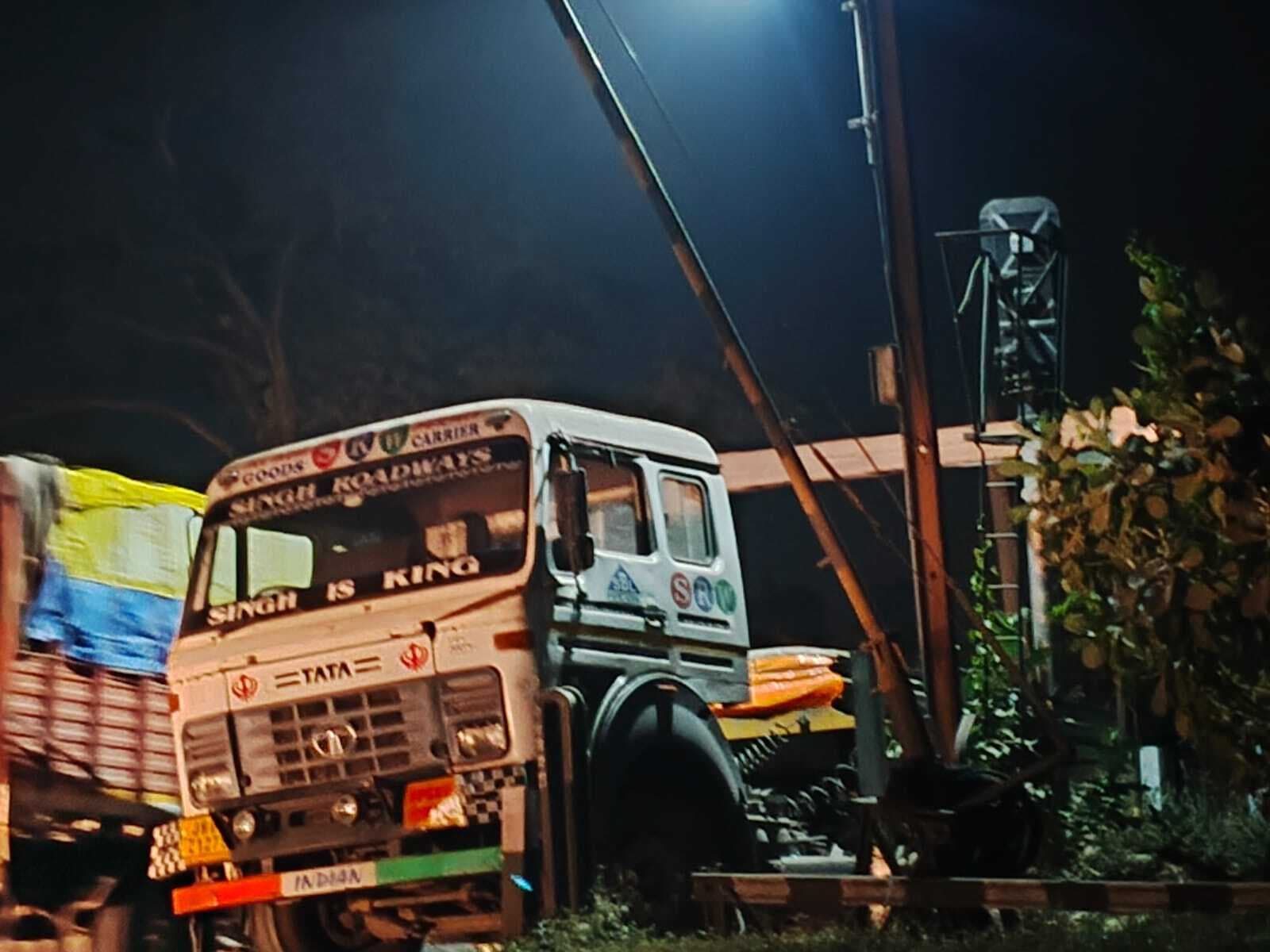 Deoghar news : रेलवे फाटक पर ट्रेलर की खराबी से बाधित रहा आवागमन, एक घंटे तक रुकी रही ट्रेन