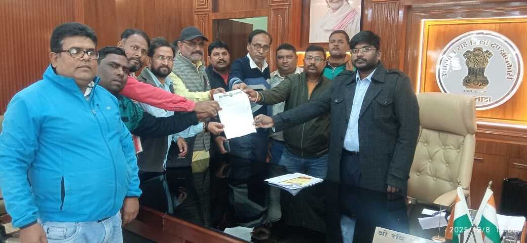 प्रेस क्लब के सदस्यों ने डीसी से की भवन की मांग