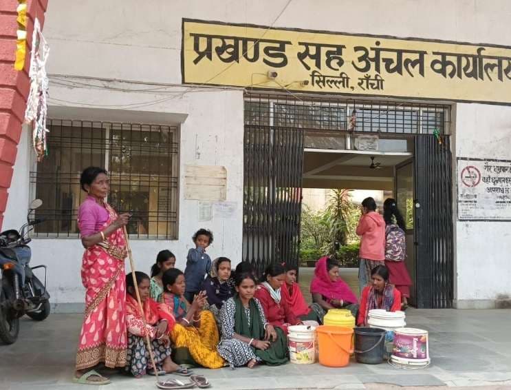 पेयजल की समस्या को लेकर सिल्ली के ग्रामीणों ने दिया धरना