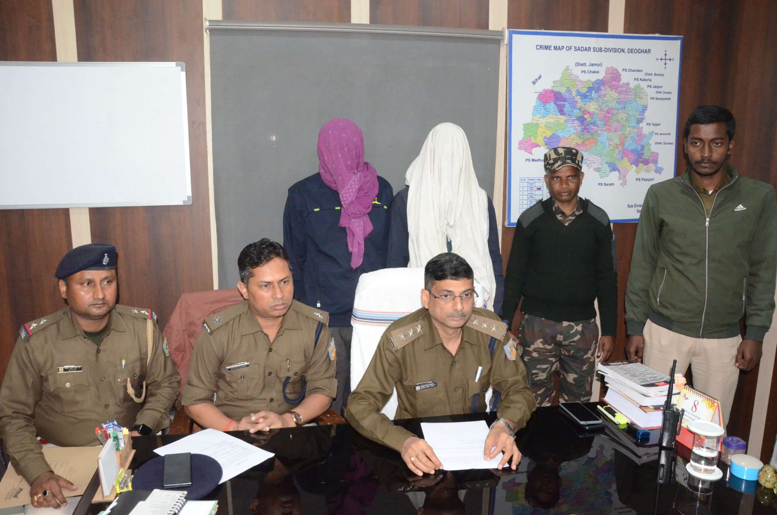 Deoghar News : सीमेंट लोड ट्रक लूटकांड में दो सगे भाई गिरफ्तार, दो को भेजा बाल सुधार गृह