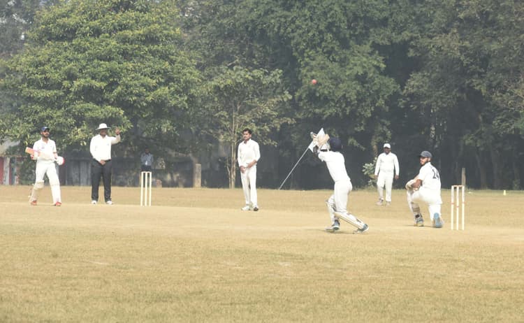 Kolhan University Inter college Cricket tournament : करीम सिटी कॉलेज व को-ऑपरेटिव कॉलेज के बीच फाइनल आज