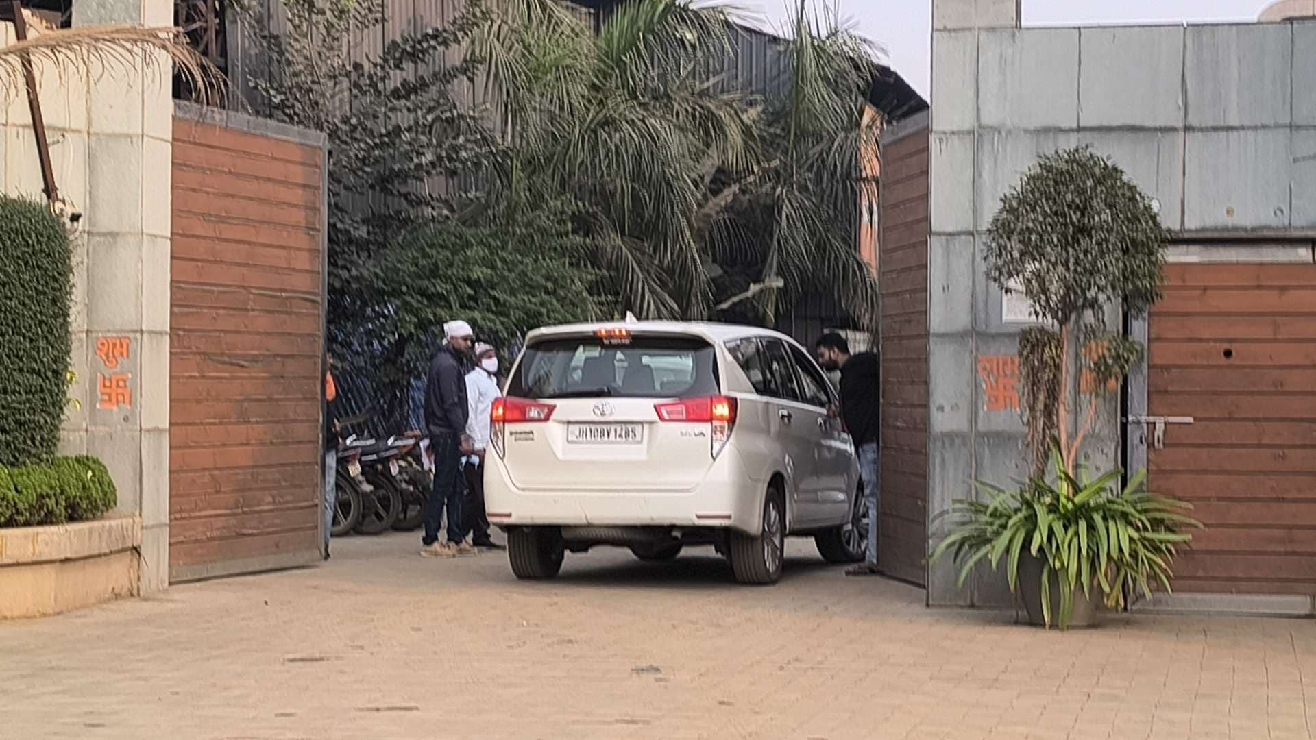 Giridih News :सेंट्रल जीएसटी टीम का लंगटा बाबा प्राइवेट लिमिटेड में सर्वे