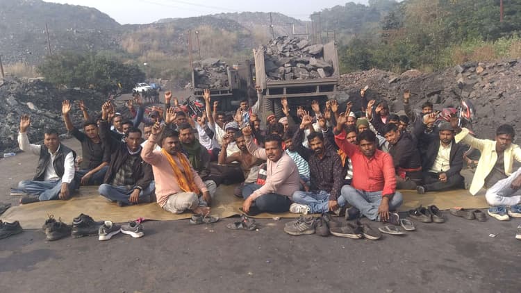 Bokaro News : रोजगार की मांग को लेकर परियोजना का काम रोका