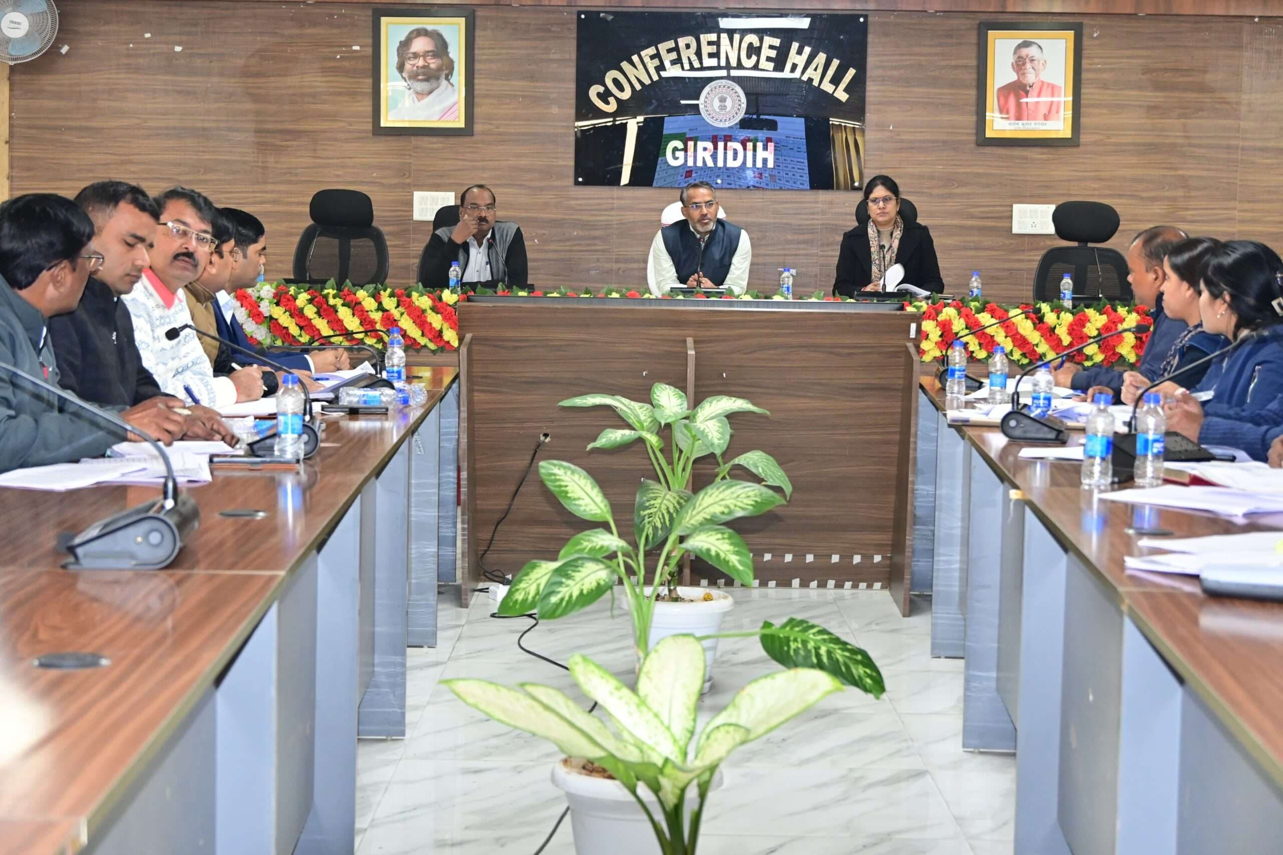 Giridih News :समय सीमा में विकास योजनाओं को करें पूरा : डीसी