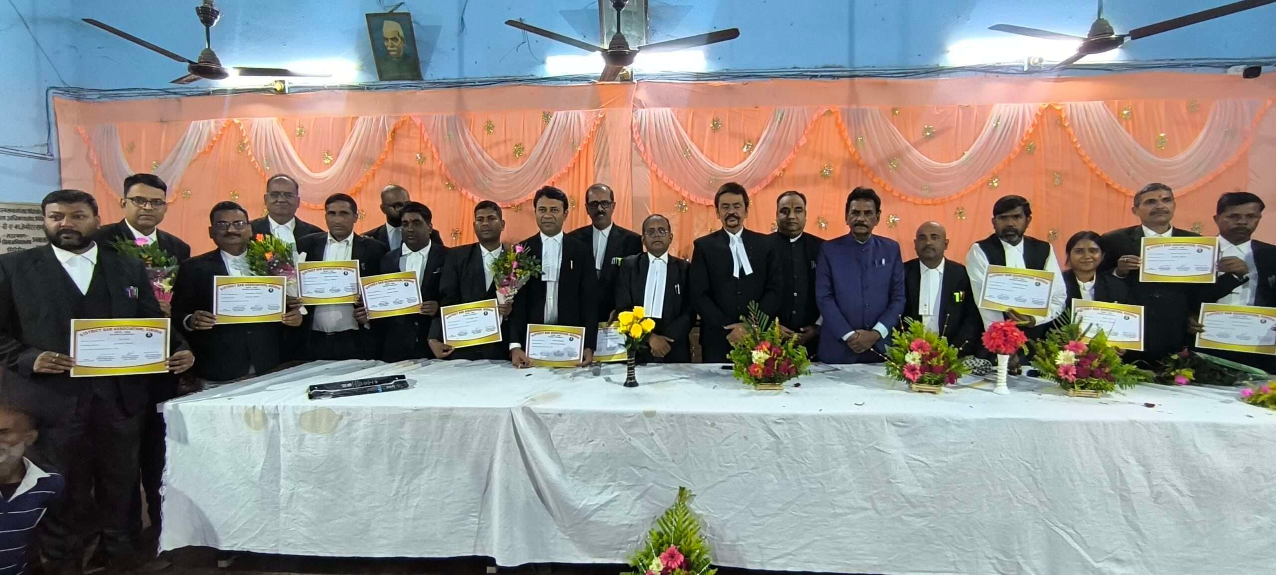 Giridih News :बार के नवनिर्वाचित पदाधिकारियों को मिला प्रमाणपत्र