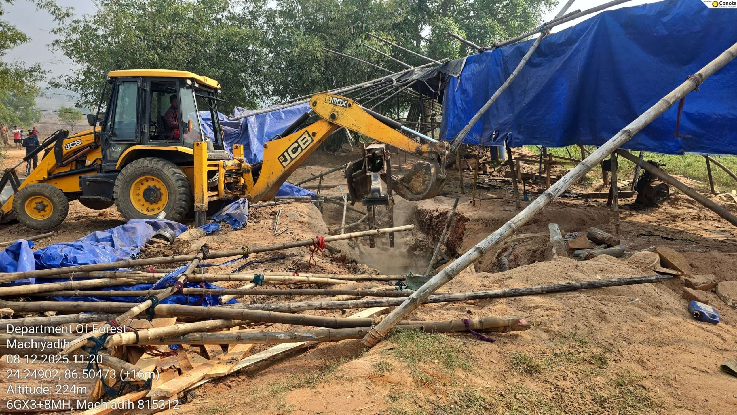 Giridih News :वन विभाग ने दो अवैध आरा मिलों को किया ध्वस्त