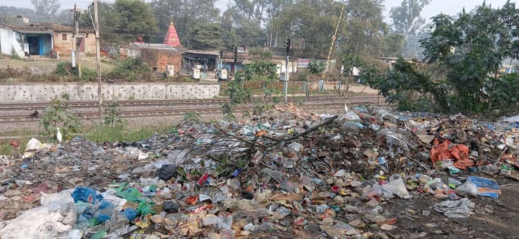 Bokaro News : सॉलिड वेस्ट मैनेजमेंट प्लांट बना नहीं, जहां-तहां फेंका जा रहा कचरा