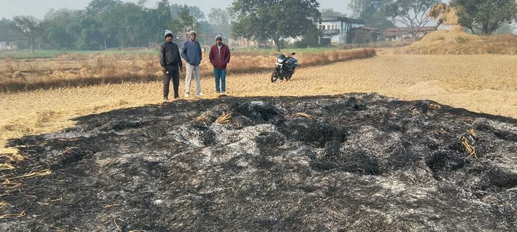 Giridih News :खलिहान में लगी आग, 50 हजार का धान व पुआल जला